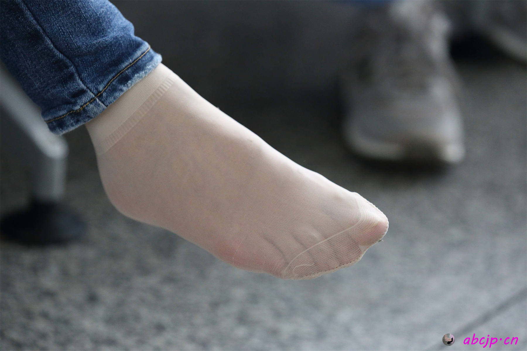 (丝袜)美少妇脱掉包脚高跟鞋露出超薄原味的丝袜美脚，丝袜非常薄啊！59张 – abcjp原创